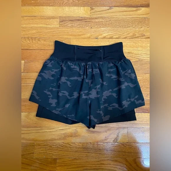 SPANX The Get Moving Short, Black Camo! Zip Pocket Excellent Condition Size S - Picture 8 of 10